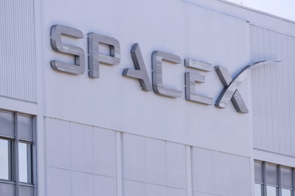 SpaceX’s Starlink Mobile plans are pressuring AT&T and Verizon shares SpaceX’s Starlink Mobile plans are pressuring AT&T and Verizon shares